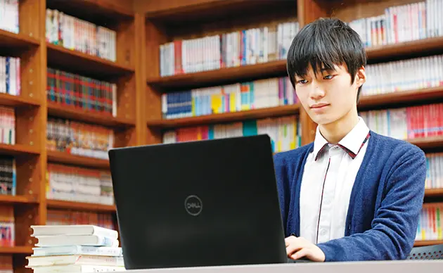 外出先で授業を受講する様子