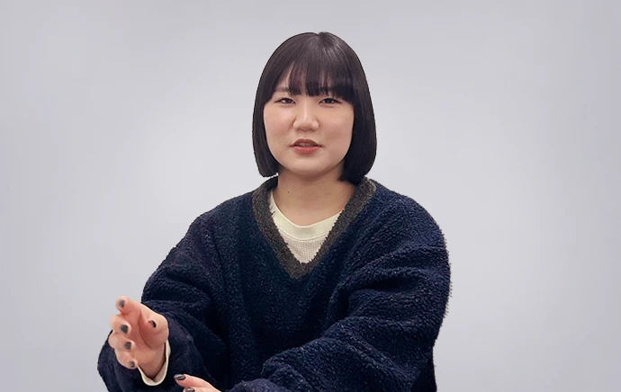 アニメ背景美術科在学生の女性