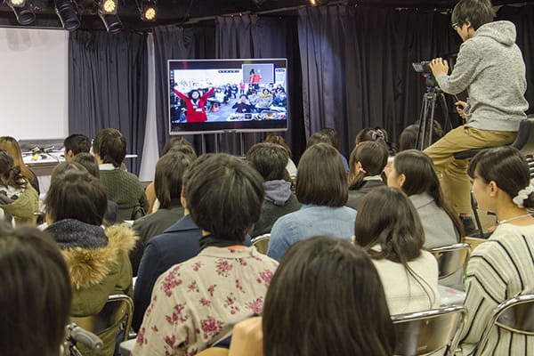 体験入学に 劇場版第2弾となる 好きになるその瞬間を 告白実行委員会 が公開中のクリエイターユニット Honeyworksのヤマコさんに特別ゲストとしてご登壇いただきました アニメ 声優 マンガ イラストの専門校 代々木アニメーション学院