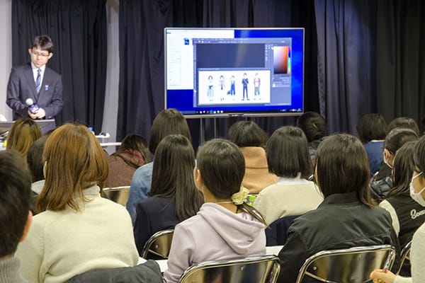 体験入学に、劇場版第2弾となる『好きになるその瞬間を。〜告白実行委員会〜』が公開中のクリエイターユニット・HoneyWorksのヤマコさんに特別ゲストとしてご登壇いただきました！